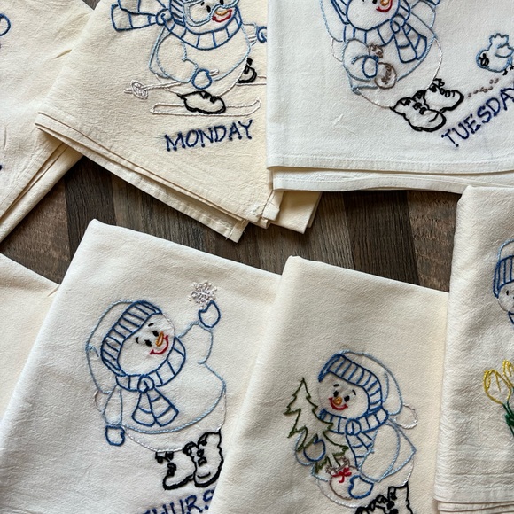 Embroidered winter tea towels - Picture 3 of 5